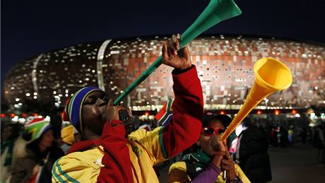 Fanouci Jiní Afriky ukazují, jak se fandí s plastovou trubkou zvanou vuvuzela.