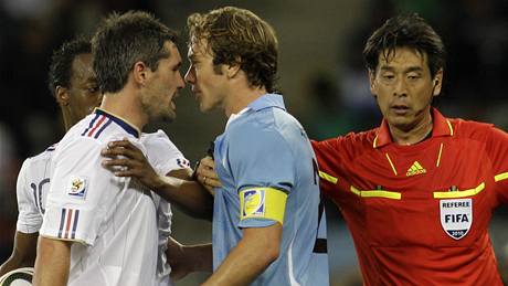 Z O�Í DO O�Í. Francouz Toulalan (vlevo) se dohaduje s Luganem z Uruguaye.