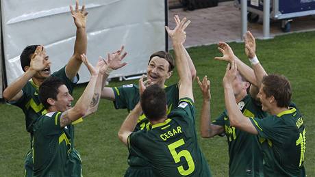 ALÍRSKÝ SMUTEK. Matmúr natvan kouká do trávníku, zatímco se slovintí fotbalisté radují z jediného gólu v zápase.