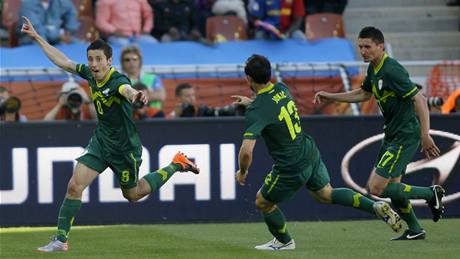ALÍRSKÝ SMUTEK. Matmúr natvan kouká do trávníku, zatímco se slovintí fotbalisté radují z jediného gólu v zápase.