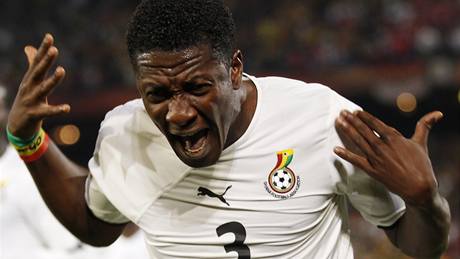 Asamoah Gyan se raduje z gólu, který vst�elil z penalty.