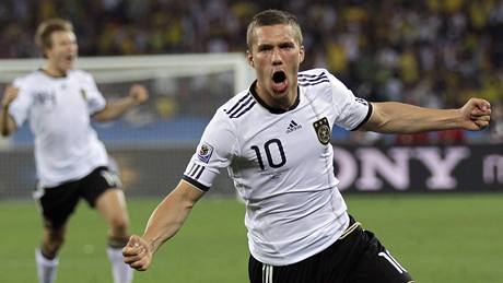 GÓL! Německý útočník Lukas Podolski se raduje ź gólu, který právě vstřelil.