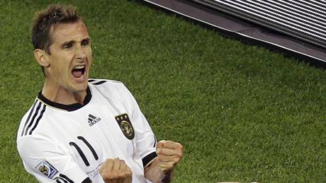 GÓL. Německý útočník Klose se raduje z gólu, který právě vstřelil.