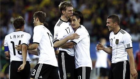 NĚMECKÁ RADOST. Němečtí fotbalisté se radují z jasného vítězství.