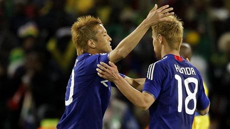 VÍTZSTVÍ. Japontí fotbalisté se radují z vítzství na mistrovství svta.