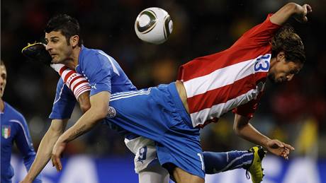 KDO S KOHO. Italský úto�ník Iaquinta (vlevo) bojuje o mí� s Verou z Paraguaye.