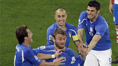 KLIKOVANÁ. Italský záloník Pepe (v modrém) patil k nejlepím na trávníku. Celému svtu ukázal, pro si ho nedávno vybral Juventus Turín jako svou posilu.