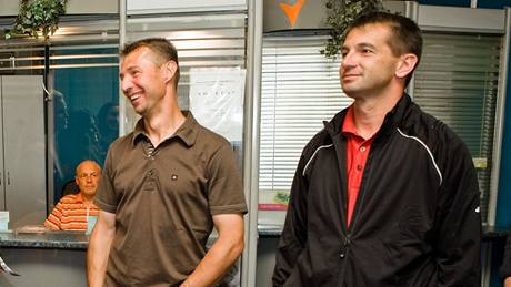 Vicemist�i Evropy z roku 1996 Pavel Kuka (vpravo) a Petr Kouba (vedle n�j) si s...