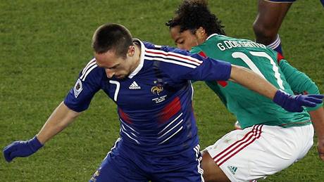 MÍ TI NEDÁM. Francouzský záloník Ribéry si hlídá mí ped mexickým Dos Santosem