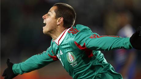 RADOST. Javier Hernández z Mexika oslavuje sv�j gól, který práv� vst�elil.
