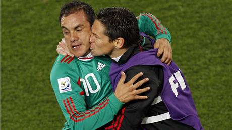 MEXICKÁ RADOST. Fotbalisté Mexika se radují z gólu. Vlevo autor branky Blanco.