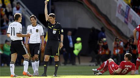 PRVNÍ LUTÁ. Rozhodí ukazuje lutou kartu nmeckému útoníkovi Klosemu.