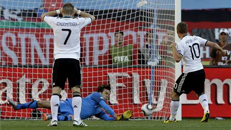 NEPROM�N�NÁ PENALTA. N�mecký úto�ník Podolski zahazuje penaltu, vychytal ho srbský gólman Stojkovi�.