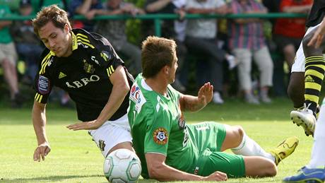 Jablonecký Tomá Pekhart (vlevo) v souboji s Duleem Johnsonem z AIK Stockholm.