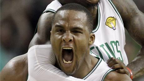 Glen Davis (dole) a Nate Robinson z Bostonu Celtics se radují bhem finále NBA proti LA Lakers