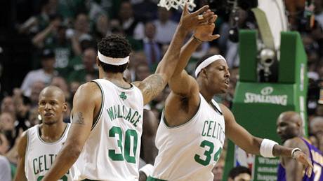 Rasheed Wallace (30) a Paul Pierce z Bostonu Celtics se radují bhem finále NBA proti LA Lakers