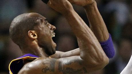 Kobe Bryant z LA Lakers stílí na ko Bostonu Celtics pes Raye Allena