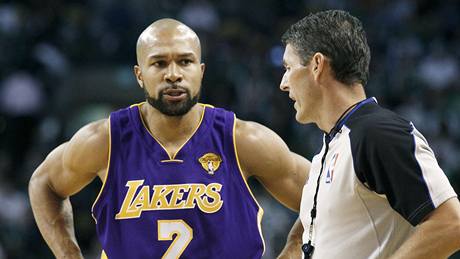 Derek Fisher z LA Lakers debatuje s rozhodím Scottem Fosterem