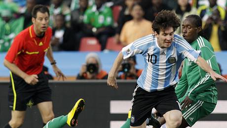 Lionel Messi (uprosted) z Argentiny poslal na zem Lukmana Harunu (vlevo), ale pes dalího Nigerijce, Chidiho Odiahu, u nepeel