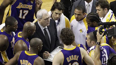 Phil Jackson, kou LA Lakers, bhem time-outu radí svým svencm