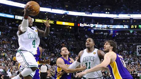 Nate Robinson (vlevo) z Bostonu Celtics zakonuje na ko z LA Lakers