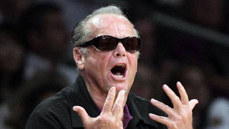 Herec Jack Nicholson z hlediště hecuje hráče LA Lakers.