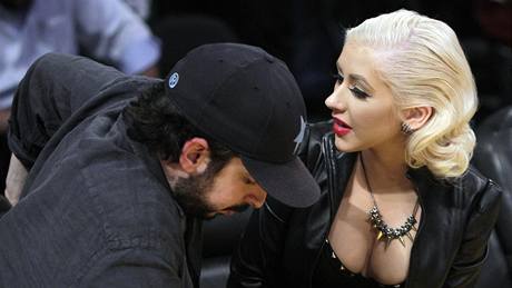 Zpvaka Christina Aguilera a její manel Jordan Bratman bhem estého finále NBA