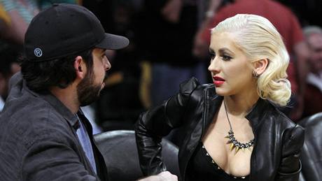 Zpvaka Christina Aguilera a její manel Jordan Bratman bhem estého finále NBA