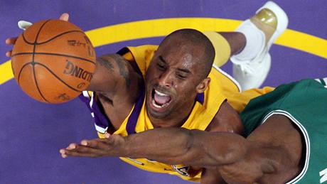 Kobe Bryant (nahoe) z LA Lakers zakonuje pes Tonyho Allena z Bostonu Celtics
