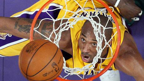 Kobe Bryant (nahoe) z LA Lakers zakonil v estém finále NBA