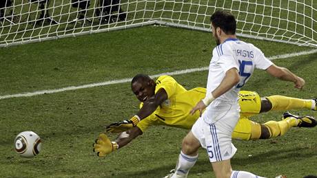 Nigerijský branká� Vincent Enyeama p�ekonaný po st�ele Vassilise Torosidise z �ecka
