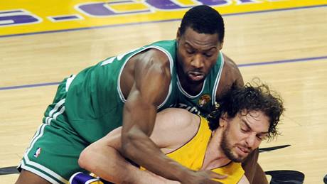 Pau Gasol (na palubovce) z LA Lakers udrel mí ped dotírajícím Tonym Allenem z Bostonu Celtics