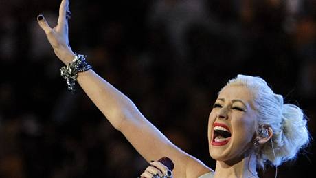 Zpvaka Christina Aguilera pje hymnu Spojených stát ped sedmým finále NBA