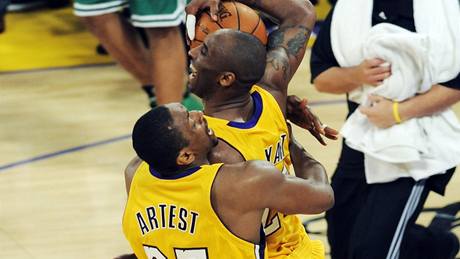 Ron Artest a Kobe Bryant z LA Lakers slaví triumf v NBA 