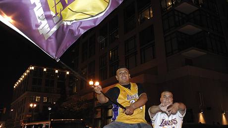 Fanouci LA Lakers oslavují triumf svého klubu v NBA