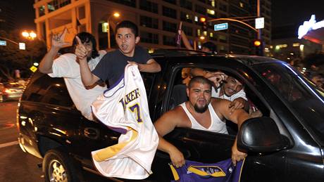 Fanouci LA Lakers slaví triumf svého klubu v ulicích msta