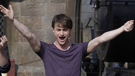 Daniel Radcliffe vítá náv�t�vníky parku Harryho Pottera v Orlandu na Florid�.