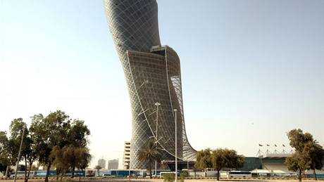 Mrakodrap Capital Gate v Abú Zabí je vysoký 160 metr� a má 35 podla�í