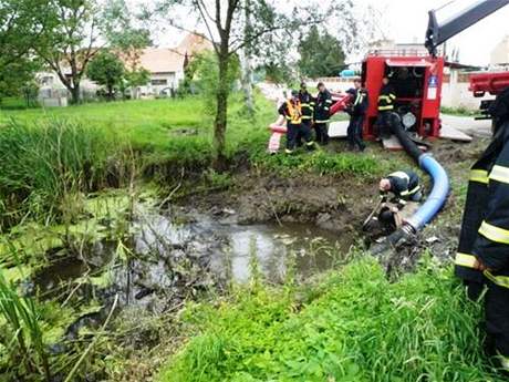 V Rajhradicích na Brnnsku dva dny hasii bojovali s prosakující retenní nádrí