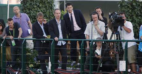 John McEnroe a Tim Henman (v kravatě) se přišli podívat na rekordní duel tenisové historie