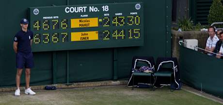 RÁJ PRO STATISTIKY. Nejdelí tenisový zápas vech dob z Wimbledonu 2010 mezi Mahutem a Isnerem by jist nabídl mnohem víc íselných zajímavostí ne ty, co ukazuje výsledková tabule. Ilustraní fotografie.