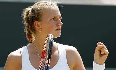 Petra Kvitov v duelu proti Dnce Wozniack ve 4. kole Wimbledonu