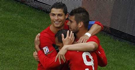 NO SLVA, KAPITNE. Portugalci Lidson a Mendes (v poped) gratuluj Ronaldovi (vlevo) k ukoen jeho steleckho pstu. 