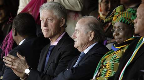 BRAVO. Bill Clinton (vlevo) tleská fotbalistm USA, vedle sedí éf FIFA Sepp Blatter.