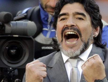 Argentinský trenér Diego Maradona oslavuje. Jeho tým porazil Jiní Koreu 4 : 1