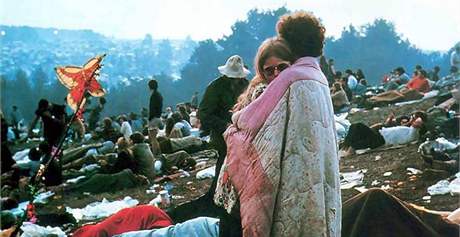 Milenci na nejvtím hudebním festivalu ve Woodstocku v USA. (17. srpna 1969)