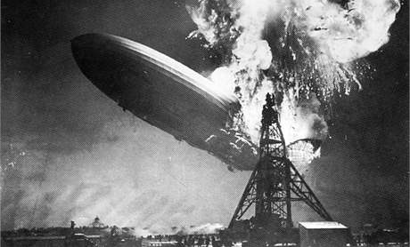 Poár nmecké vzducholod Hindenburg pi pistávání na letiti Lakehurst v USA...
