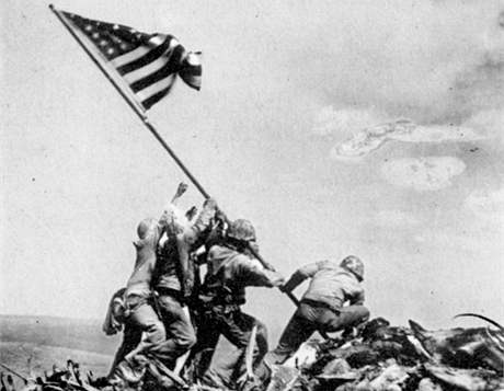 Vztyení americké vlajky na hoe Suribachi bhem boje u Iwodima v Japonsku....