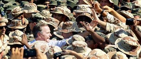 Americk prezident George Bush navtvil vojenskou zkladnu v Saudsk Arbii bhem operace Poutn boue. (22. listopadu 1990)