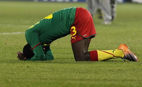 KONEC NADJÍ. Kamerunský fotbalista Vincent Aboubakar u to ví - tým je vyazen z mistrovství svta po dvou porákách.